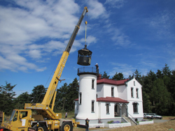 Crane lifts Lantern